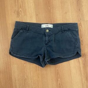 Vintage 2000s low waisted slouchy Hollister Women's Navy Shorts